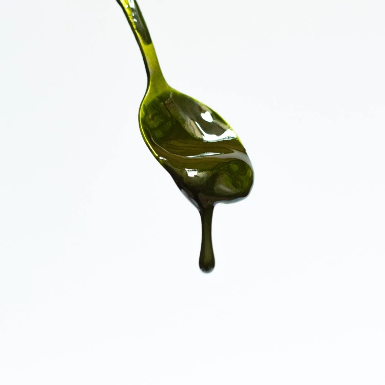 olej-matcha-na-lyzce.webp